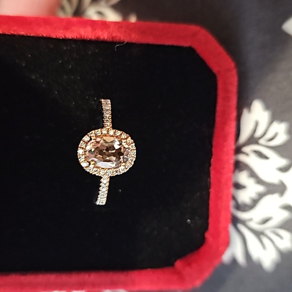 New, unworn. 10k 7/8 CT Morganite Oval Cut. - Picture 15 of 15